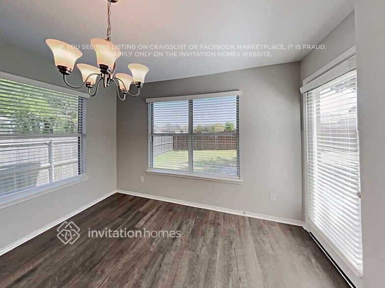 Building Photo - 824 Blue Heron Ln