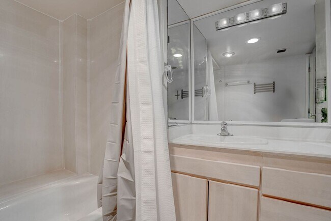 Building Photo - 3111 Bel Air Dr