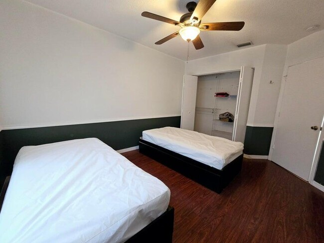 Building Photo - 205 Leland Ln