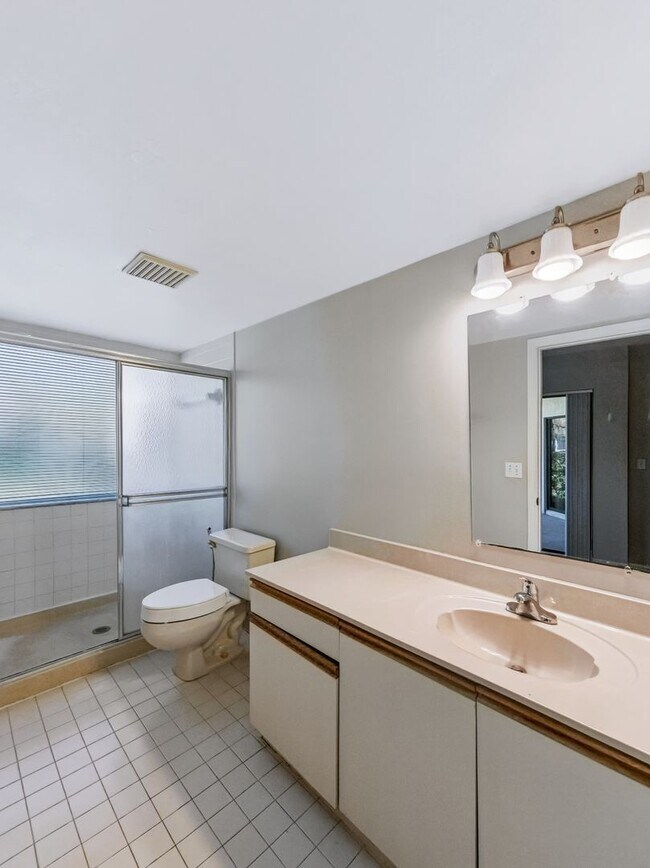 Building Photo - ** COACH HOMES @ BERKSHIRE LAKES ** 2 BED / 2 BATH - 1ST FLOOR CONDO - GARAGE - ANNUAL RENTAL