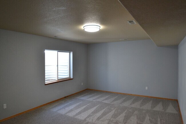 Building Photo - 6 Bed, 3.5 Bath Home Available Now!