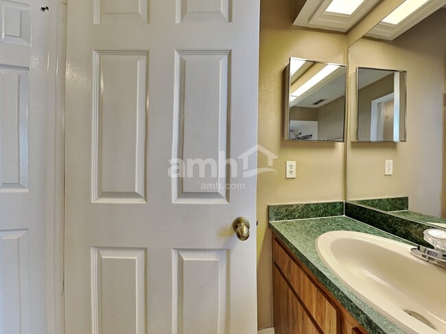 Building Photo - 220 Bryan Oak Avenue