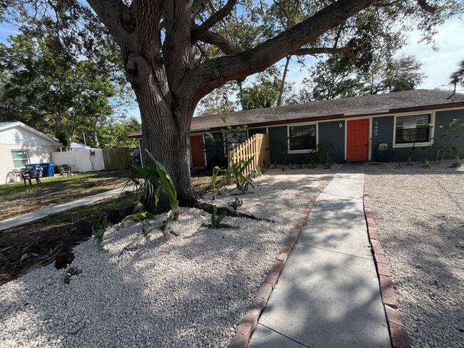 Building Photo - Cozy duplex with 3 bedrooms and 2 baths