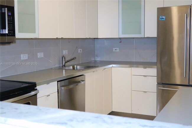 Building Photo - 20515 E Country Club Dr