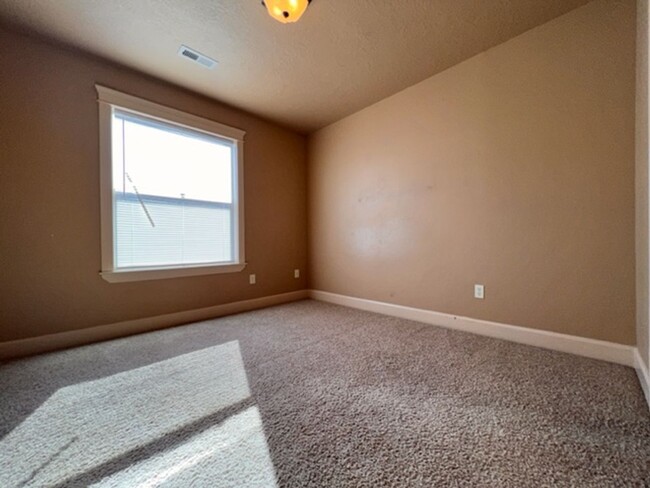 Building Photo - Beautiful Centrally located Duplex in Boise!