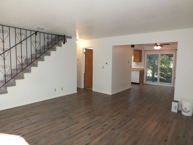 Building Photo - Placerville townhome style 2/1.5 apartment...