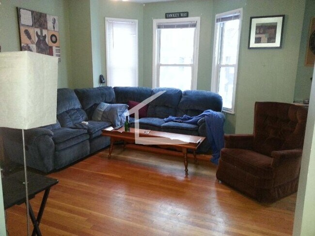 Building Photo - No Brokers Fee, Large Unit Walking Distance to BU. Large Deck, Laundry, Eat-in Kitchen, Lots of S...