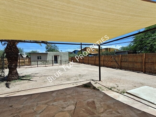 Building Photo - 619 S Highland Ave