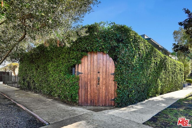 Building Photo - 560 Croft Ave