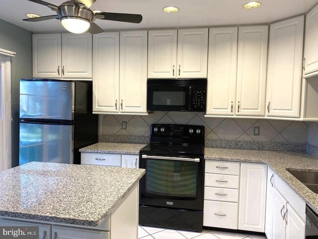 Building Photo - 13 Dickens Square