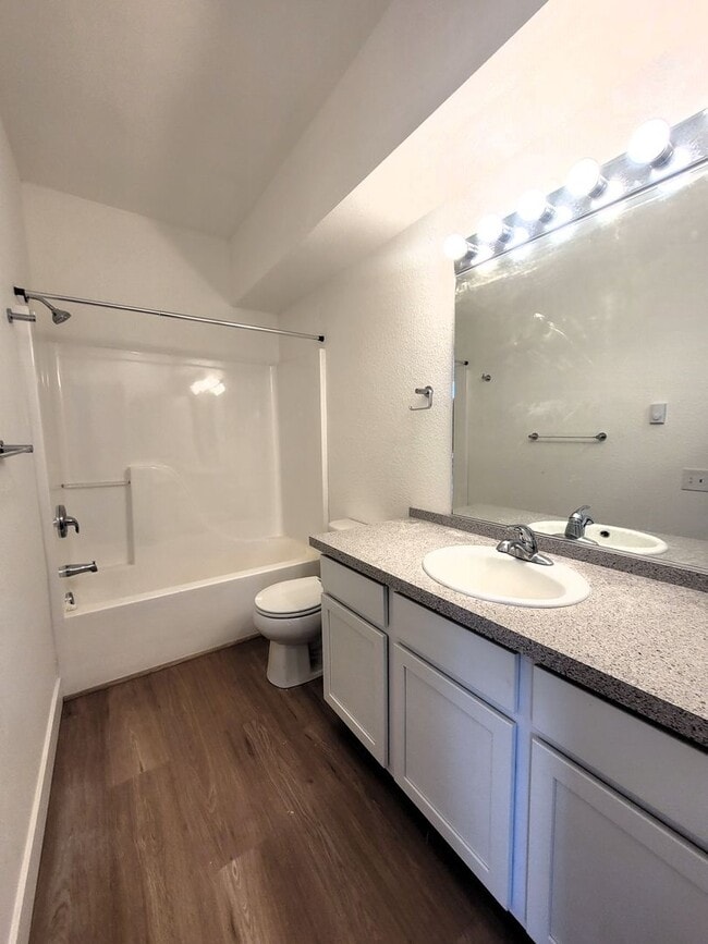 Building Photo - Spacious and Updated 1 Bedroom - H street 2C