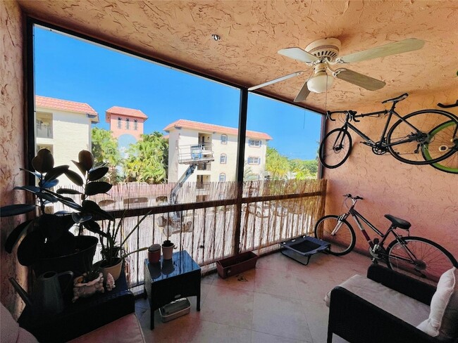 Building Photo - 660 Tennis Club Dr