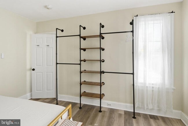 Building Photo - 505 W 19th St