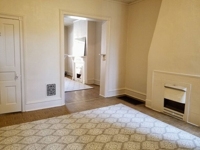 Building Photo - Spacious Three Bedroom in Oakland! Decorative Fireplaces & Lots Of Natural Light! Call Today!