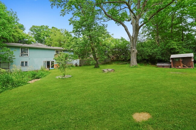 Building Photo - 4-Bed / 2-Bath Nicely Updated Home