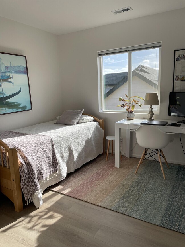 Building Photo - 1635 Hamlet Ln