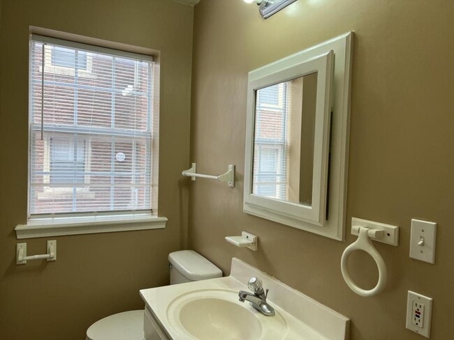 Building Photo - 814.5 East Dr