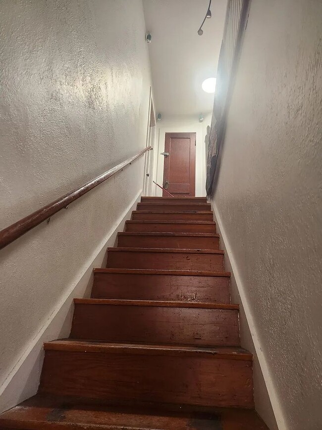Building Photo - 3 Bedroom Home on the Hill - AVAILABLE NOW!
