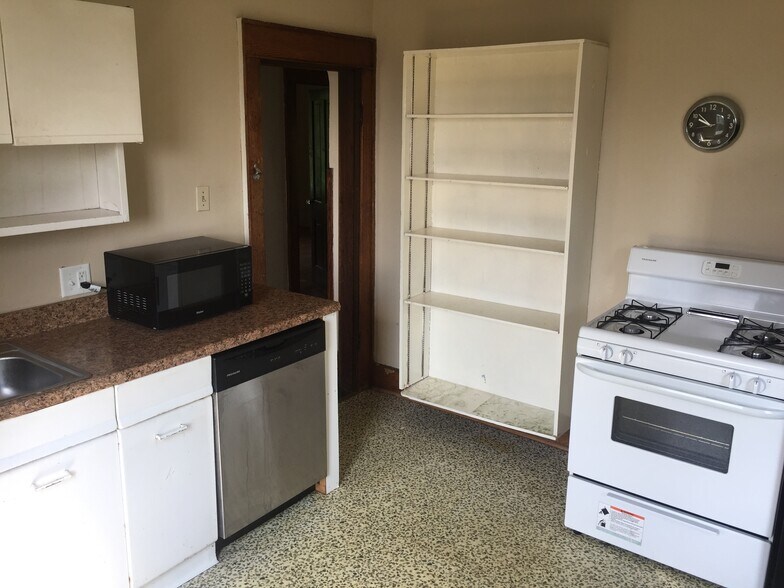 Kitchen 2 - 922 College Ave