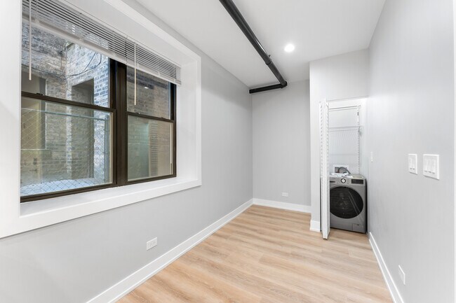 Building Photo - 1546 W Jonquil Terrace