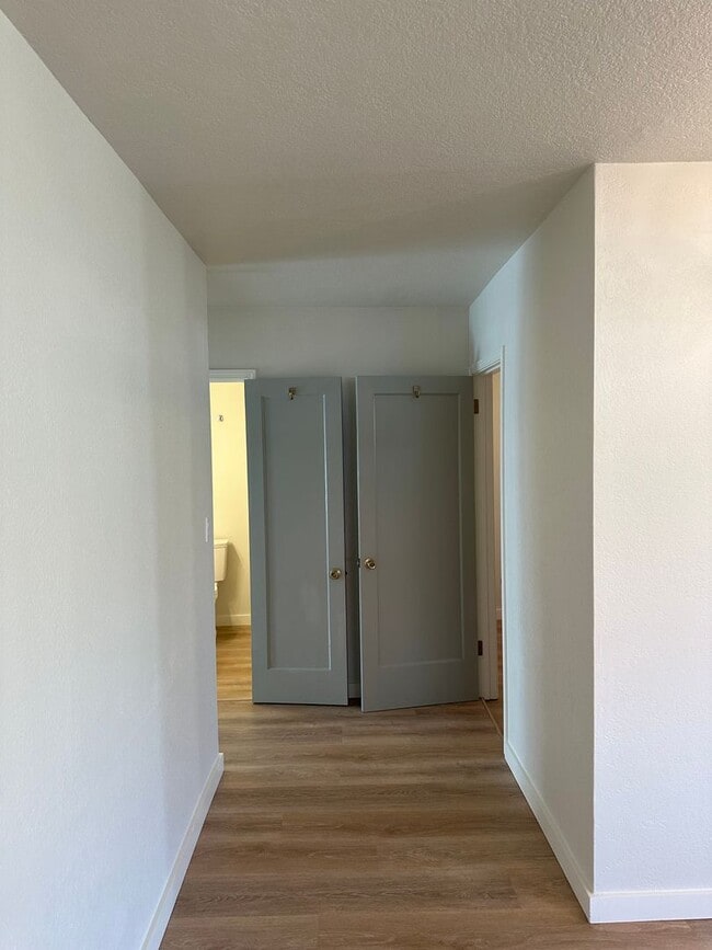 Building Photo - Beautiful high end 1 bedroom duplex with office!