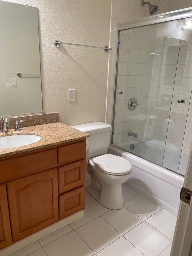 Building Photo - $250 Move In Special!!! Nice Cozy 1 Bedroom Condo !!!