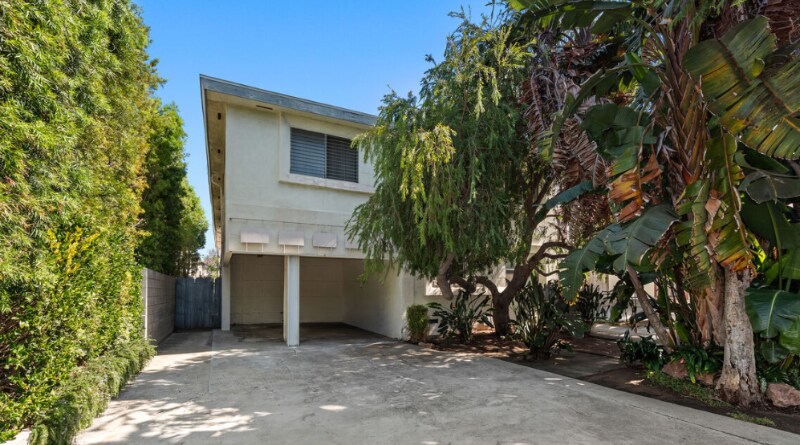 Building Photo - 3636 Mentone Ave