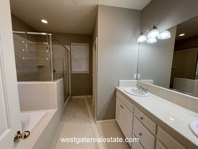 Building Photo - 786 El Paseo Dr