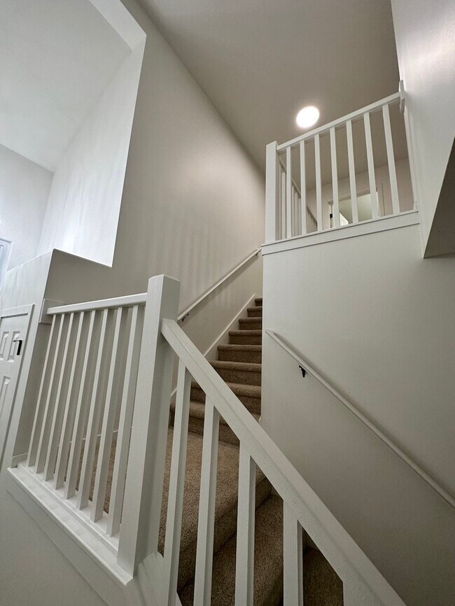 Building Photo - Grandville Condo 3 Bedroom and 2.5 Bathrooms
