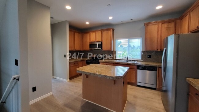 Building Photo - Spacious and Modern 3-Story Townhome - Mol...