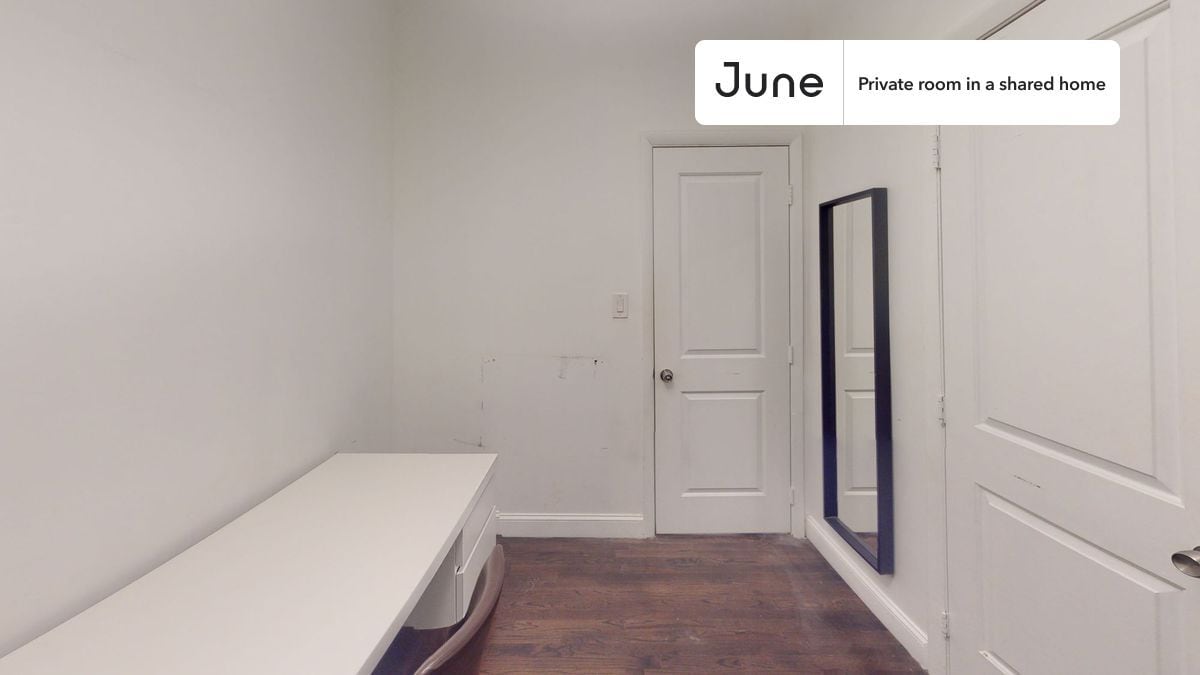 Building Photo - Private bedroom in 3 bed/1 bath Home
