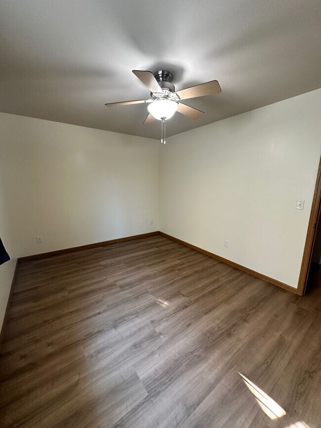 Building Photo - Lovely 2 bedroom 1.5 bath condo