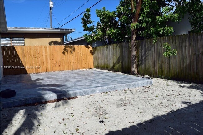 Building Photo - 622 NE 6th St