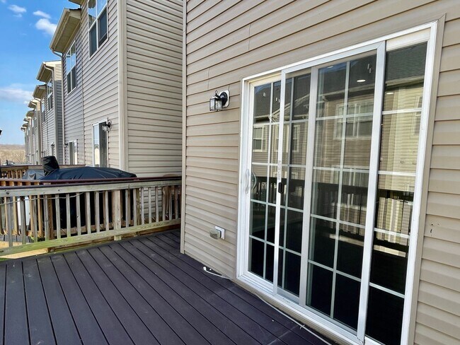 Building Photo - IMPRESSIVE STAFFORD TOWNHOUSE!