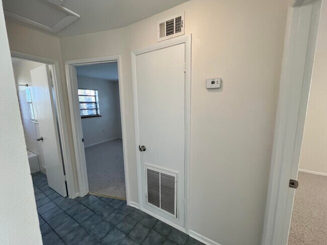 Building Photo - 2244 Shelby Dr