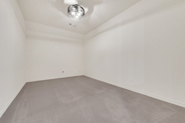 Building Photo - "Spacious 4-Bedroom Retreat with 2.5 Baths...