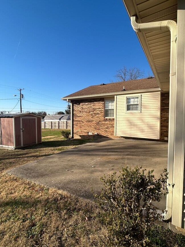 Building Photo - 3/2 One Level Home w/ Spacious, Level Lot!