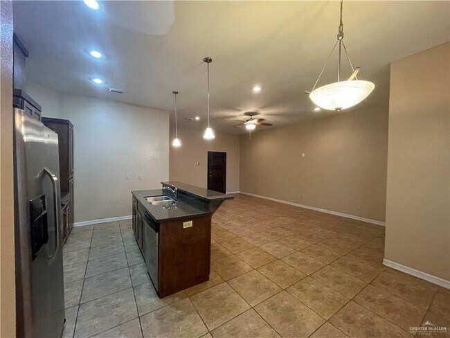 Building Photo - 13 Mimosa St