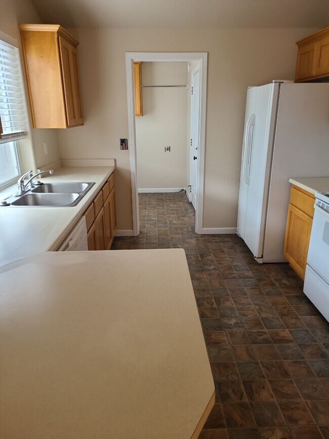 Building Photo - Spacious 3 Bed, 2 Bath Home on a Corner Lot in Southwest Medford
