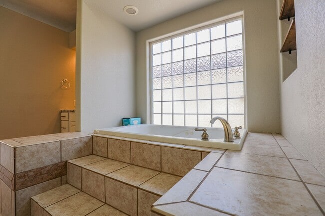 Building Photo - Beautiful 4 bedroom, 2 bath home