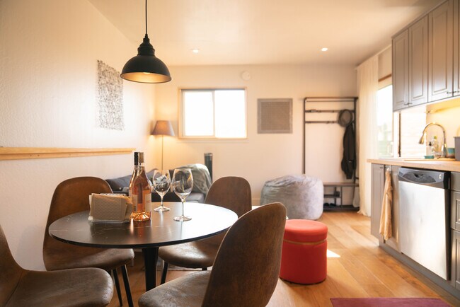 Round dining table - 5955 Fern St