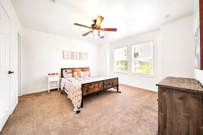 Building Photo - 8133 Tranquil Lake Way