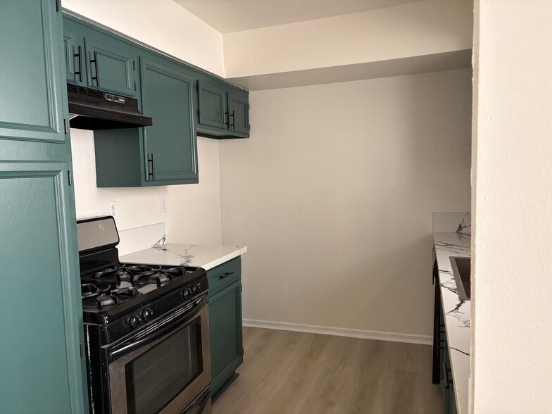 Building Photo - 550 E Providencia Ave