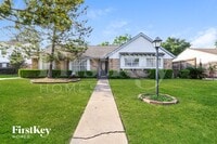 Building Photo - 222 Magic Oaks Dr
