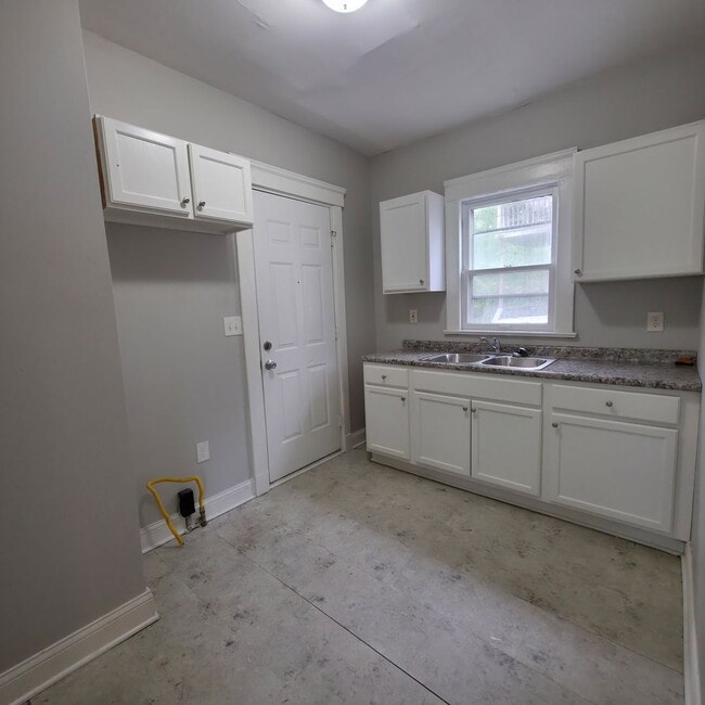 Building Photo - Single Family Home 4 beds 1.5 bath Available Now!