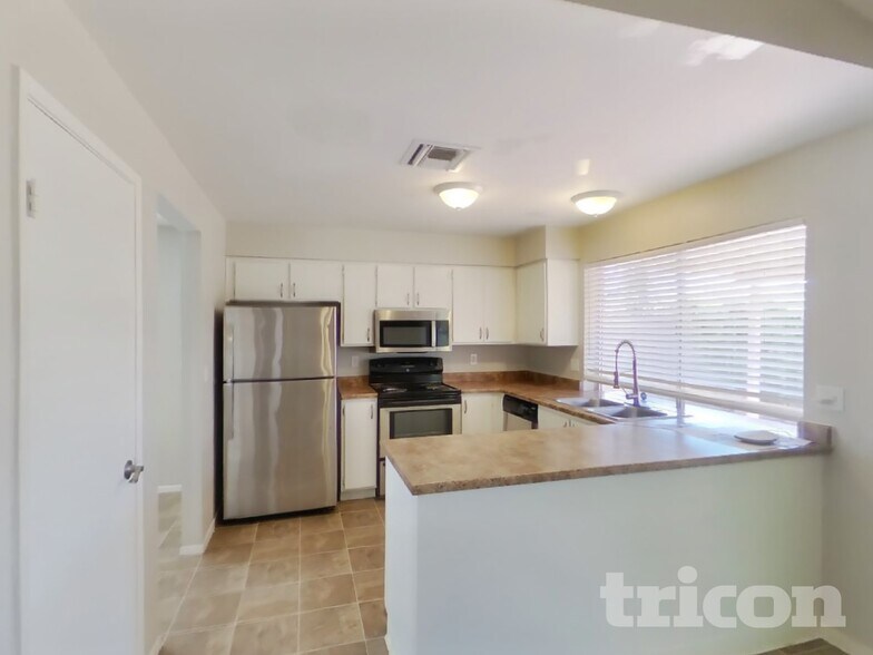 Building Photo - 5651 W Cheryl Dr