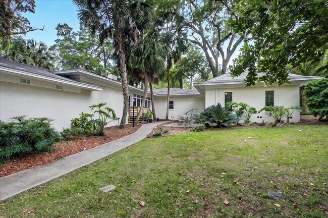 Building Photo - 1205 Gardenia Dr