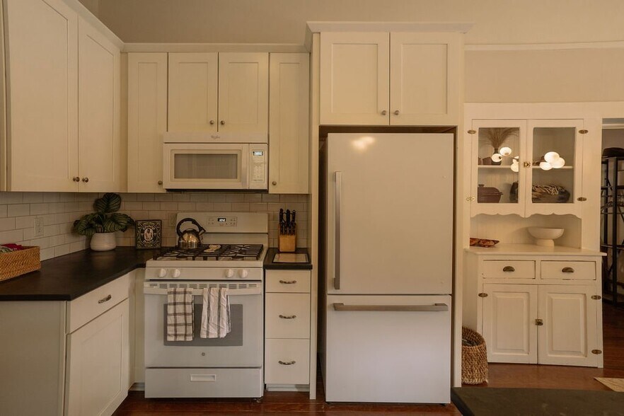 Building Photo - 112 E 16th St