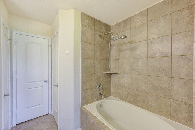 Building Photo - 8335 Hawthorn Vly Ln