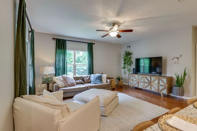 Building Photo - 3 Bed, 2 Bath One Level Home w/ Hardwood T...